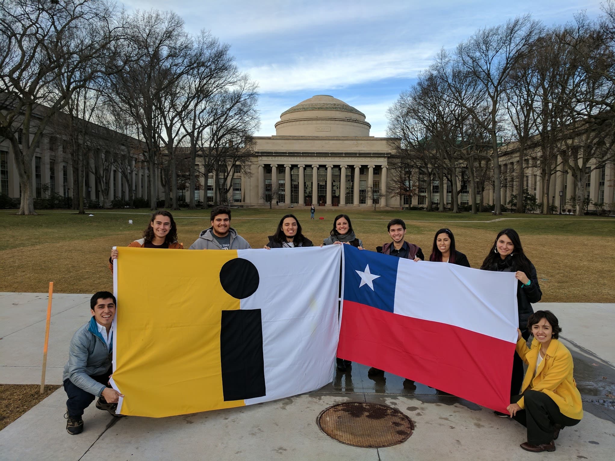 The team in front of the MIT dome with the Chilean and UC Engineering flags